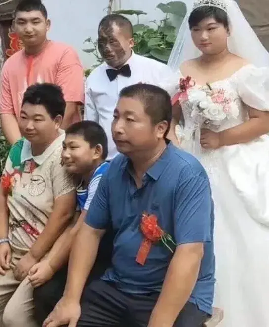 不得不说，她爸的基因是真强