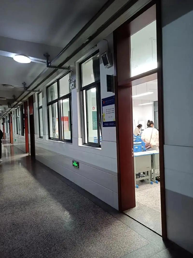 浙江一高中家长怒斥男班主任：我女儿要用卫生巾，你不能去买吗？这起事件反映了家校