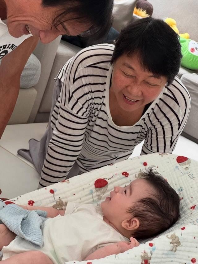 时光飞逝，梁家辉也当外公了。他与太太江嘉年于1987年结婚，在1993年生下一对