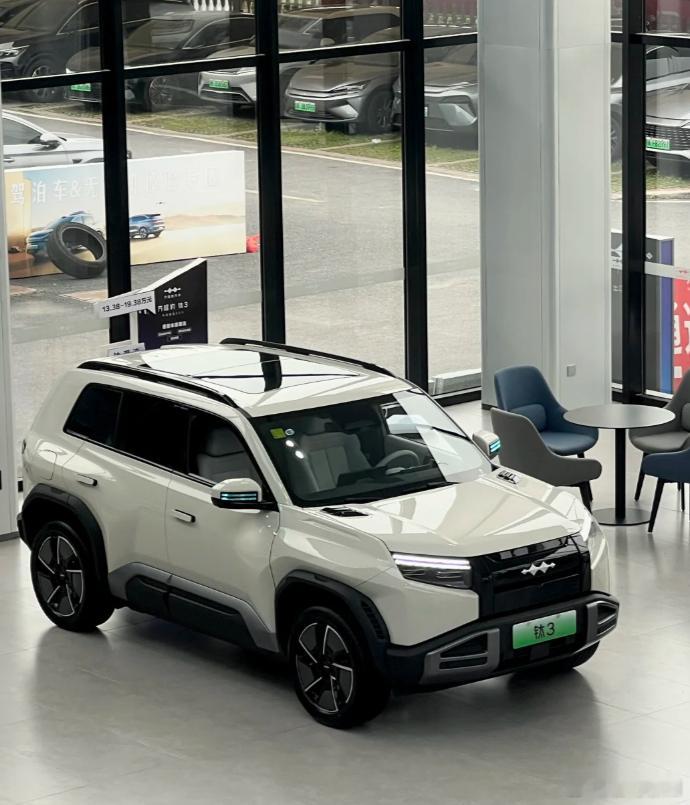 上周末去方程豹店里逛，本来是想看钛7的，但销售说要排队，前面还有二十多个人，而且