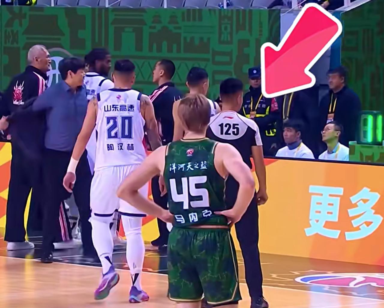 一个回合送出3个T！2人被直接驱逐出场，CBA名记：判罚匪夷所思……昨晚，山东