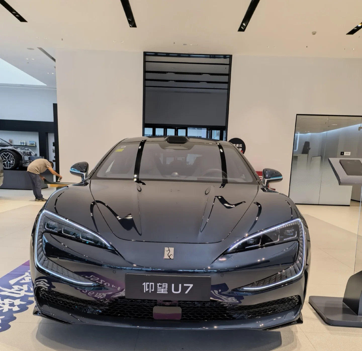 气场拉满的国产轿跑，亲身试驾仰望U7EV