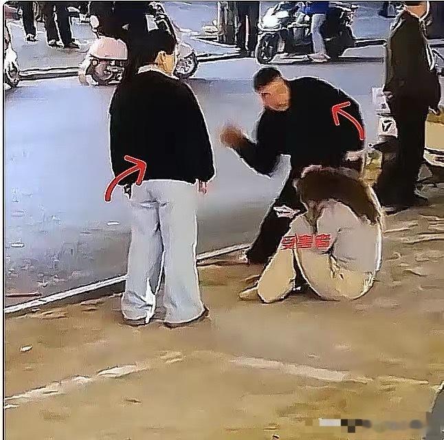 这两口子现在就算把肠子悔青了，恐怕也换不回后悔药吃！当初动手打人的时候多嚣张啊，