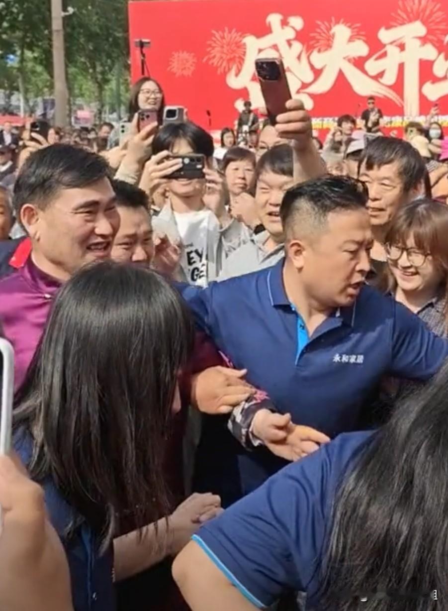 大衣哥空降淄博！撸串哈啤酒狂赞特色美食，人气全程拉满。大衣哥朱之文现身淄博周村