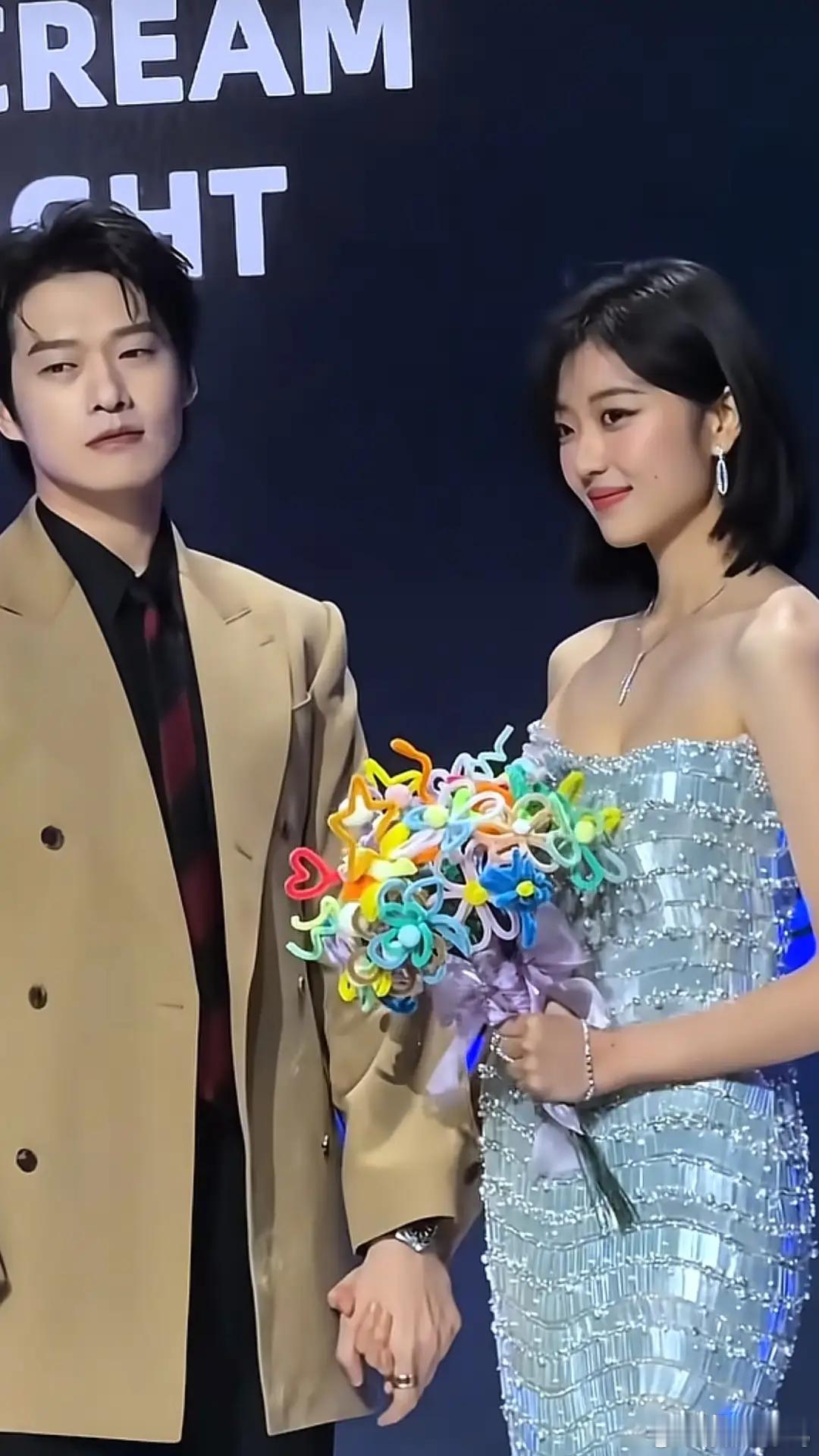 36岁魏大勋与28岁孙千牵手走红毯！一帅一美很养眼，这CP感如何？？？？？？