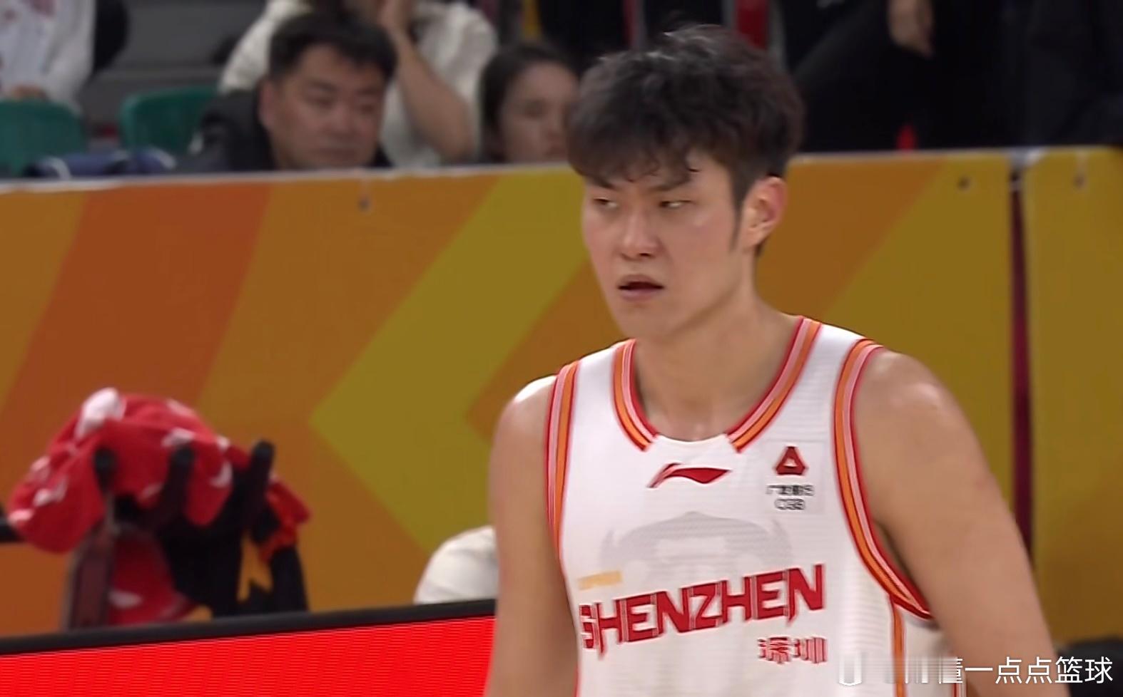 深圳男篮三叉戟撑起全队，进攻火力太恐怖半场战罢，深圳男篮53比49领先山西男篮，