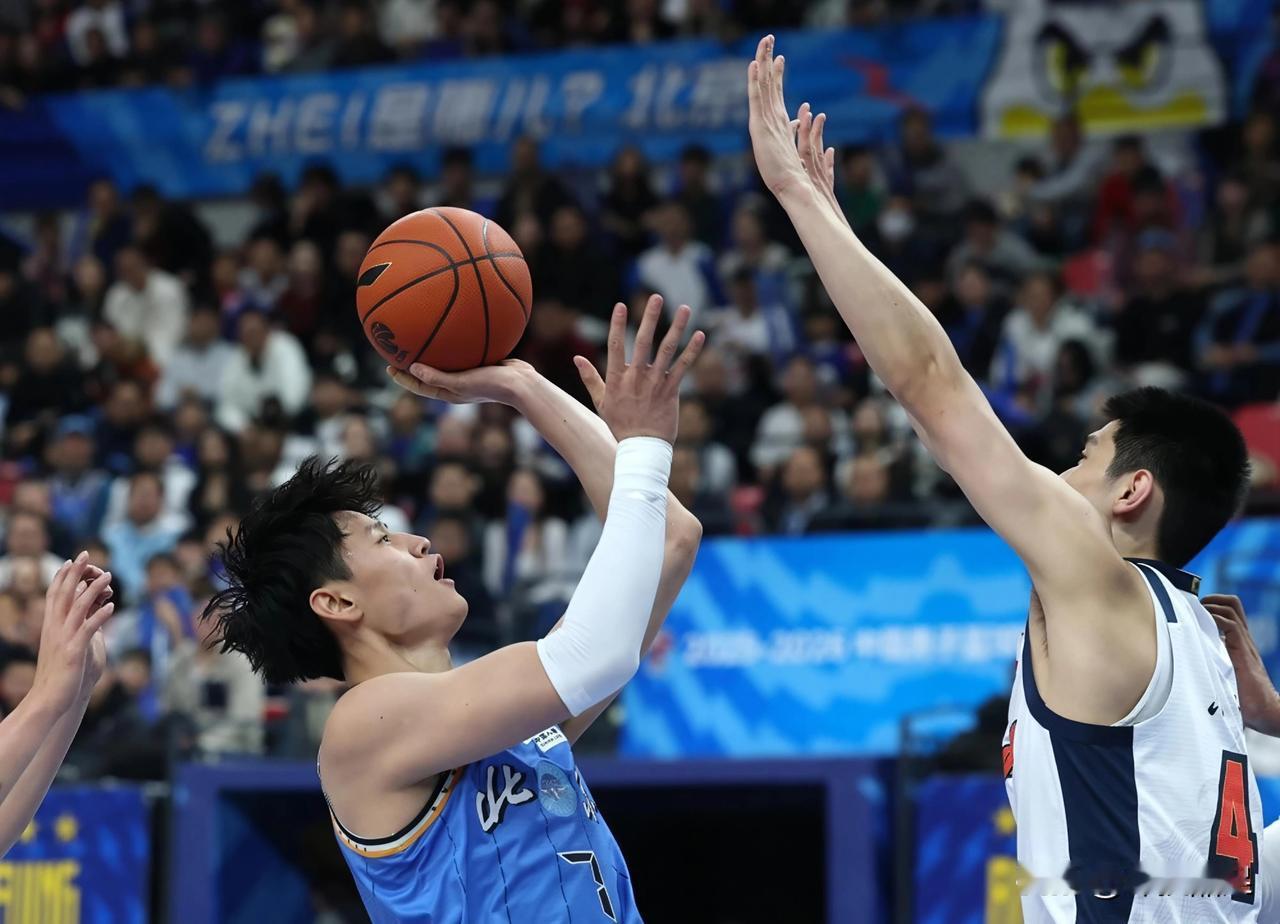 广东宏远今晚在客场以88-73输给了北京北汽，输在四点！1.输在大外整个赛季