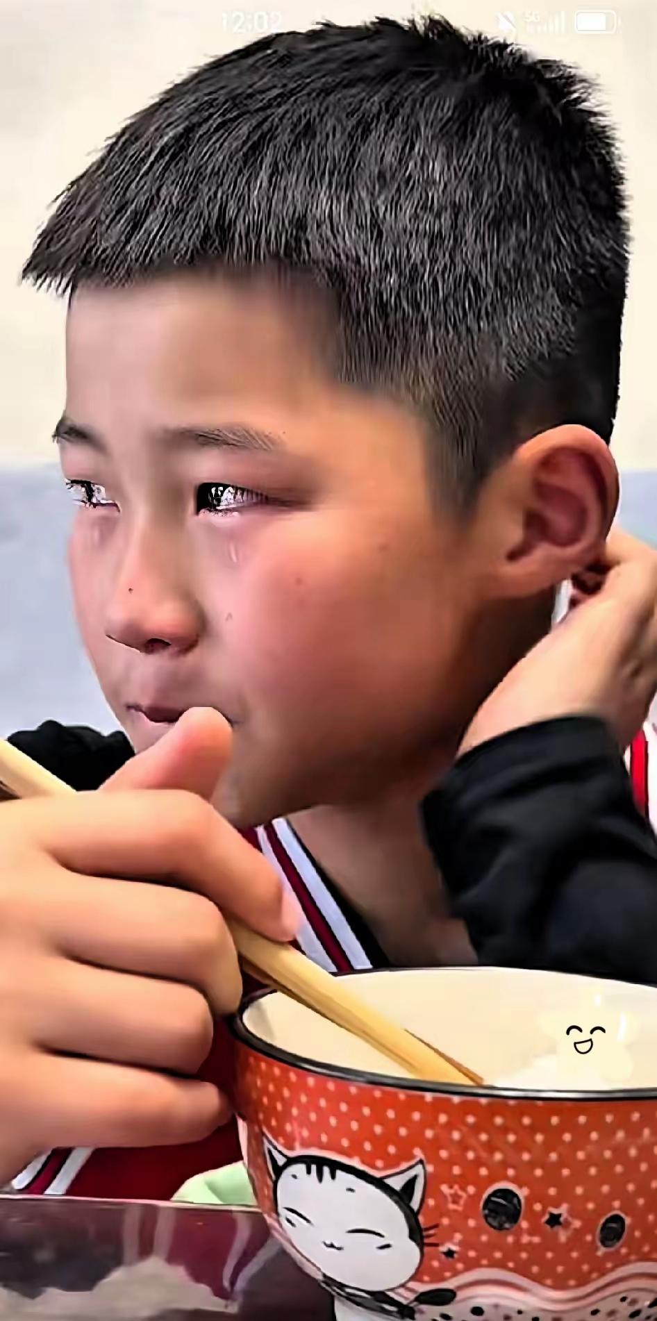 懂事得让人心疼！一位单亲妈妈给孩子10块钱，让他放学后打车回家。可孩子舍不得