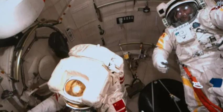 中国航天员8小时太空手术！给空间站装“隐形盾牌”防子弹雨！12月9日，张陆和9