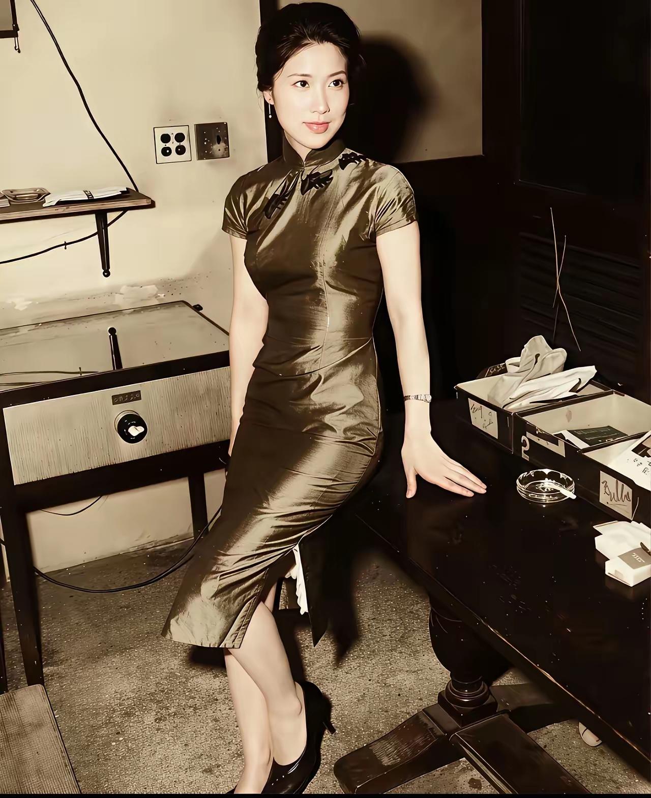 翻到这张1970年王玉龄在美国拍的留影真的惊到，那时候她已经42岁了，完全看不出