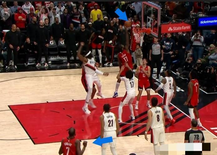 说白了，这场球真是把杜兰特给整emo了。最后就剩5.3秒，火箭还差一分，申京又不