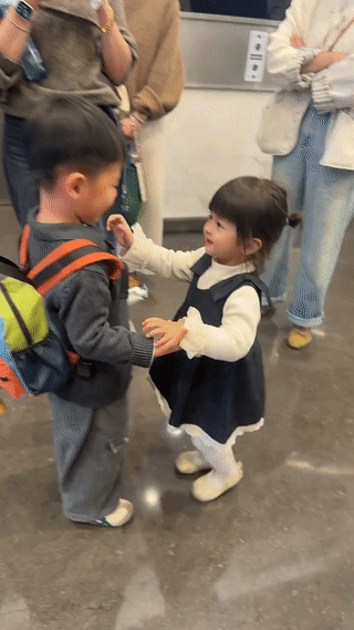 哈哈哈，这个小女孩真是太可爱了！旁边孩子的家长也是看热闹不嫌事儿大？甜笑萌女孩