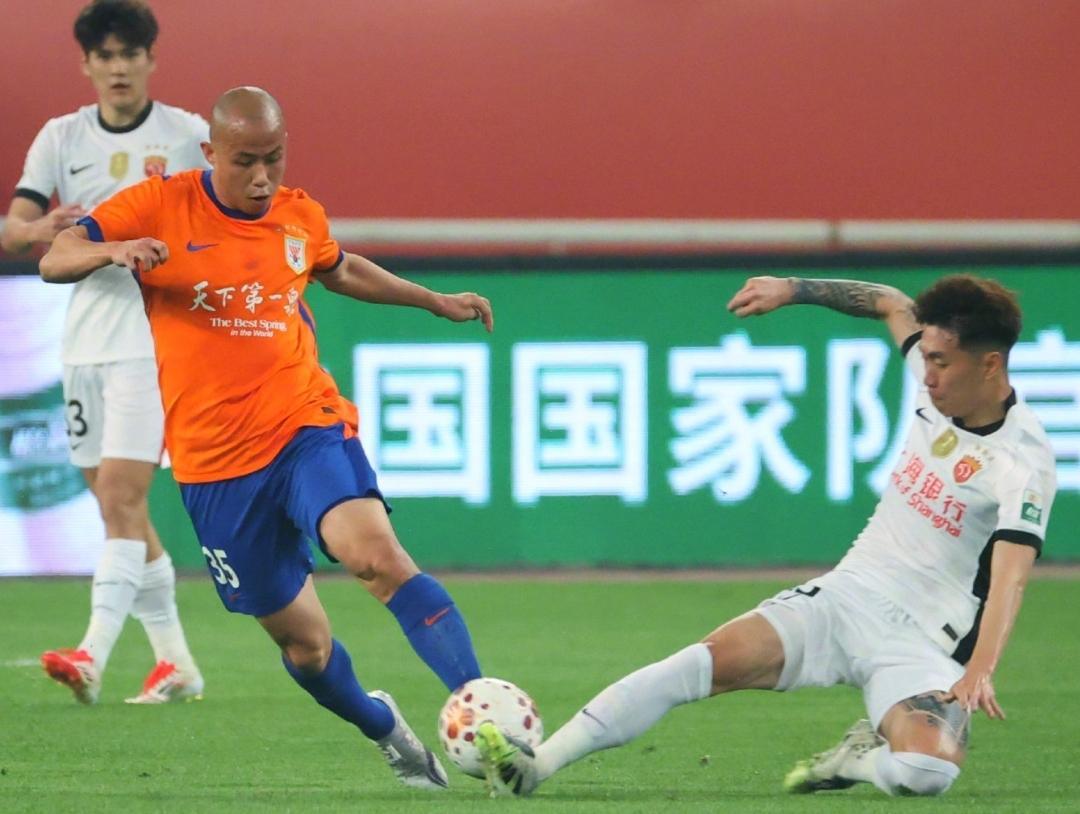 球迷：申花球迷看到也释怀了，上海海港太惨了，只能单外援出战。但，客场1-1逼平对