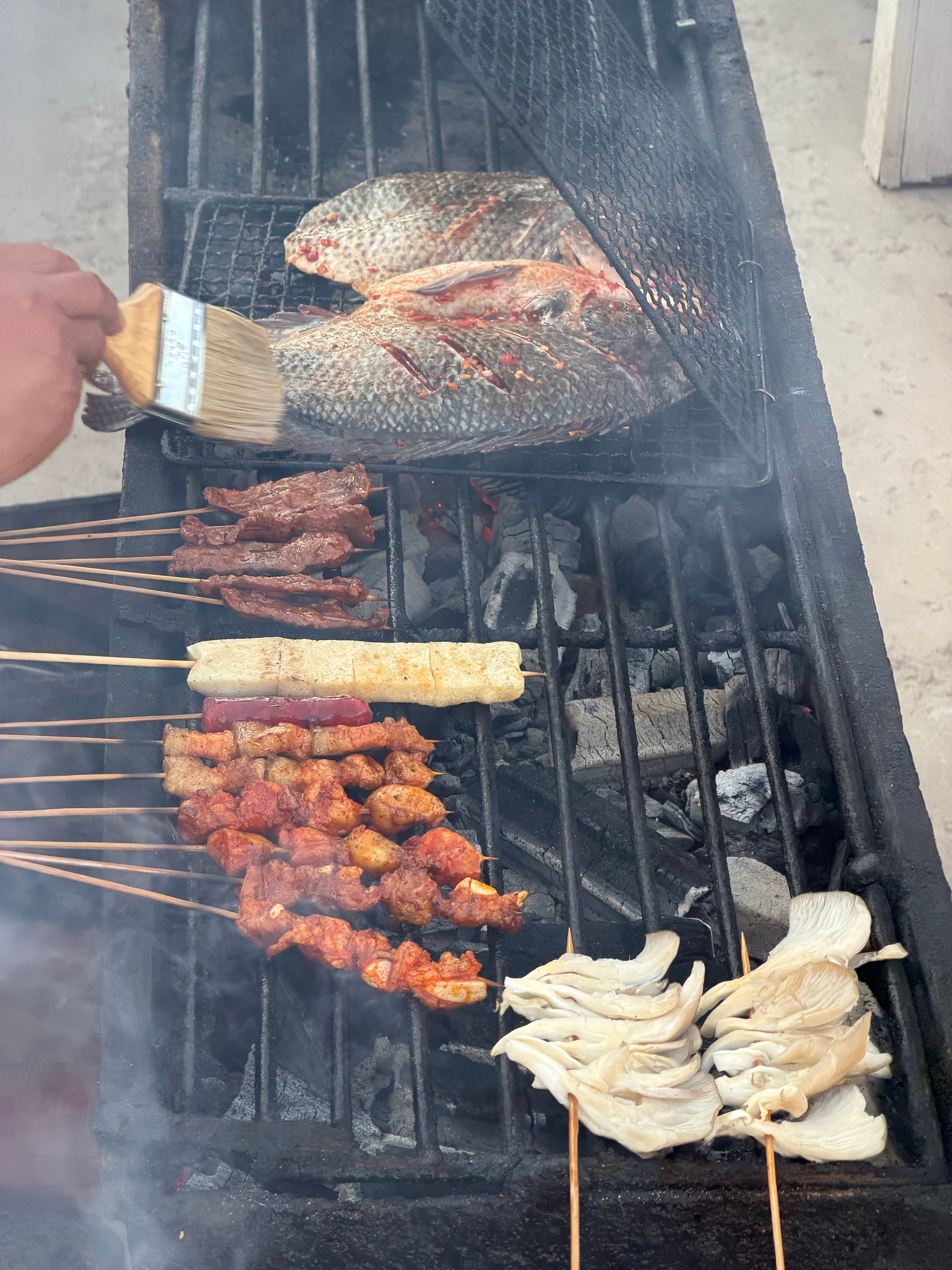 来芒市尝尝一块钱一串的烧烤～芒市