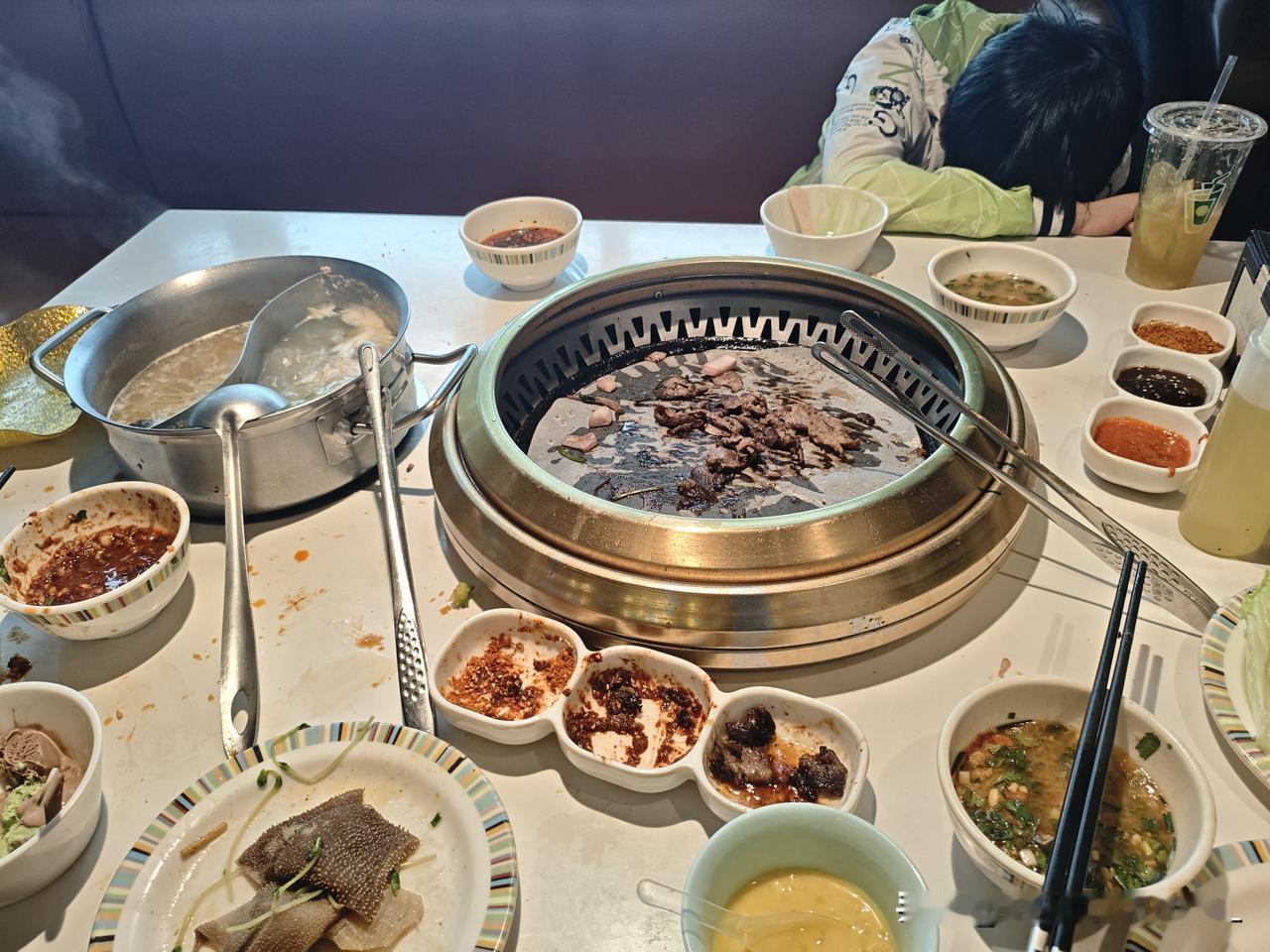 出门前拍胸脯说要给老板上一课，结果坐这儿才半小时，烤肉才扒拉几口、毛肚刚下锅，人