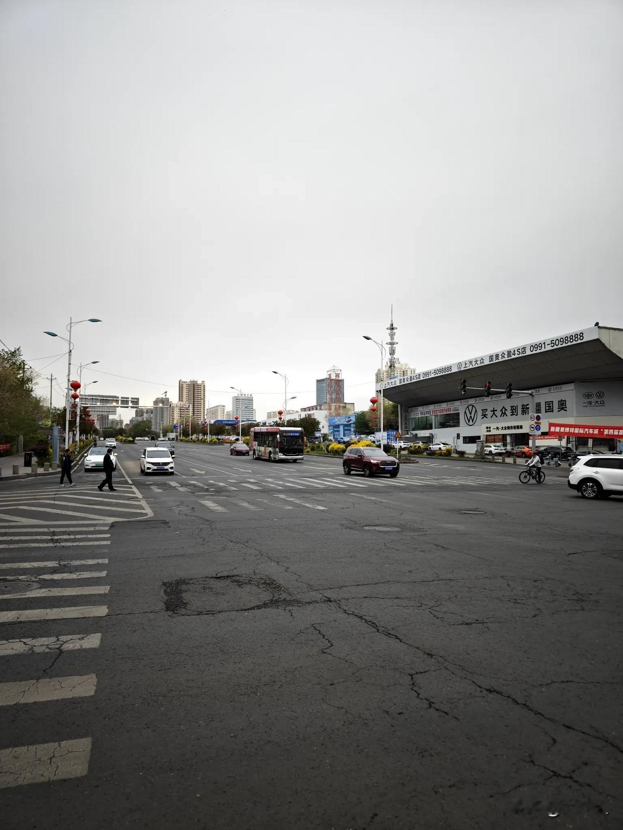 乌鲁木齐五一长假的第2天。地点新市区河南路。