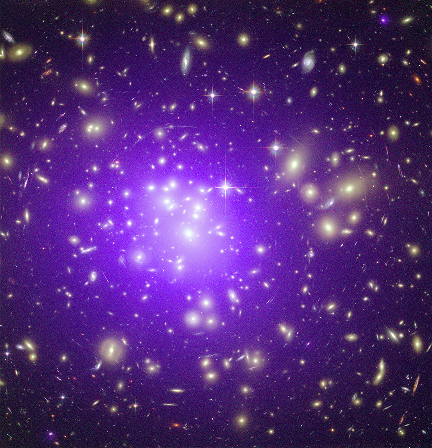 Abell1689距离地球约23亿光年，是已知最大的星系团之一。该图像中