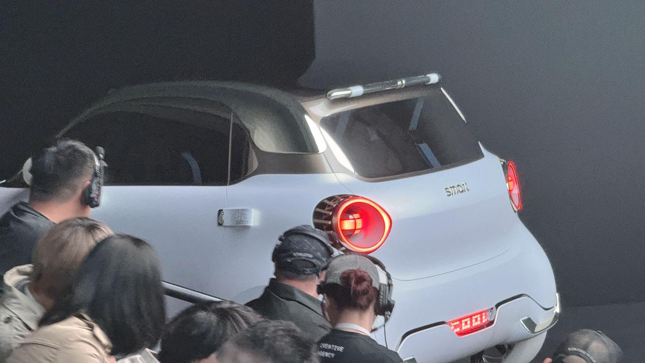 扑街smart……就出来亮相一下，然后自己开走了….服！想拍视频都拍不到（一