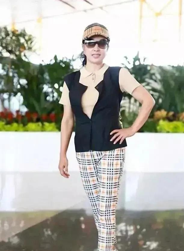 刘晓庆这穿搭，是把“奶奶辈的时髦”焊在身上了吧！谁懂啊！卡其Polo+黑马