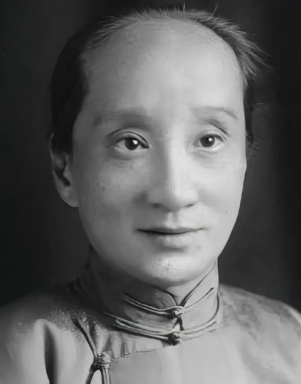 1909年，朱安从后面一把抱住鲁迅，对着他的耳朵央求道：“大先生，和我生个孩子吧