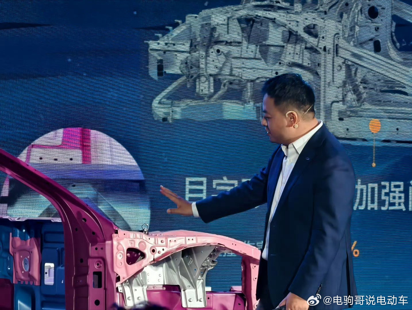 理工男的发布会够硬核！这次奇瑞安全之夜先是现场对撞测试，星纪元ES和风云A9L