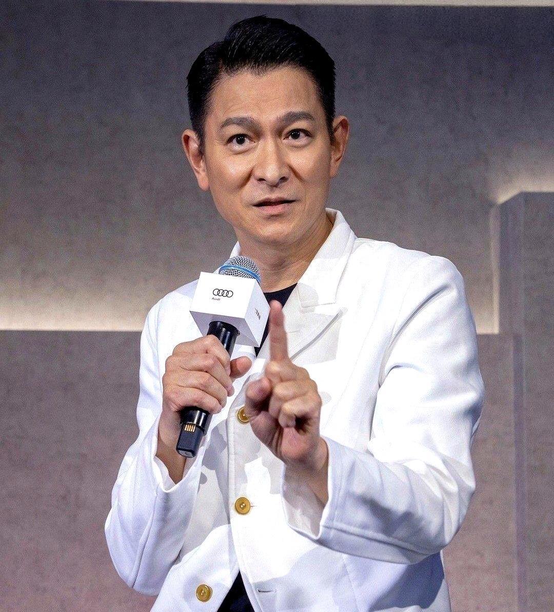 11月9号，刘德华一张嘴，14亿人彻底破防了。别再跟我提《忘情水》了，那晚