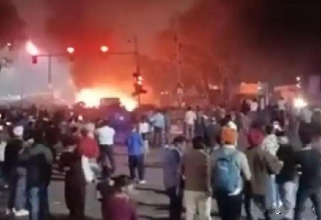 新德里红堡爆炸现场！13人遇难！监控拍下白色轿车最后3小时！11月10日晚一辆