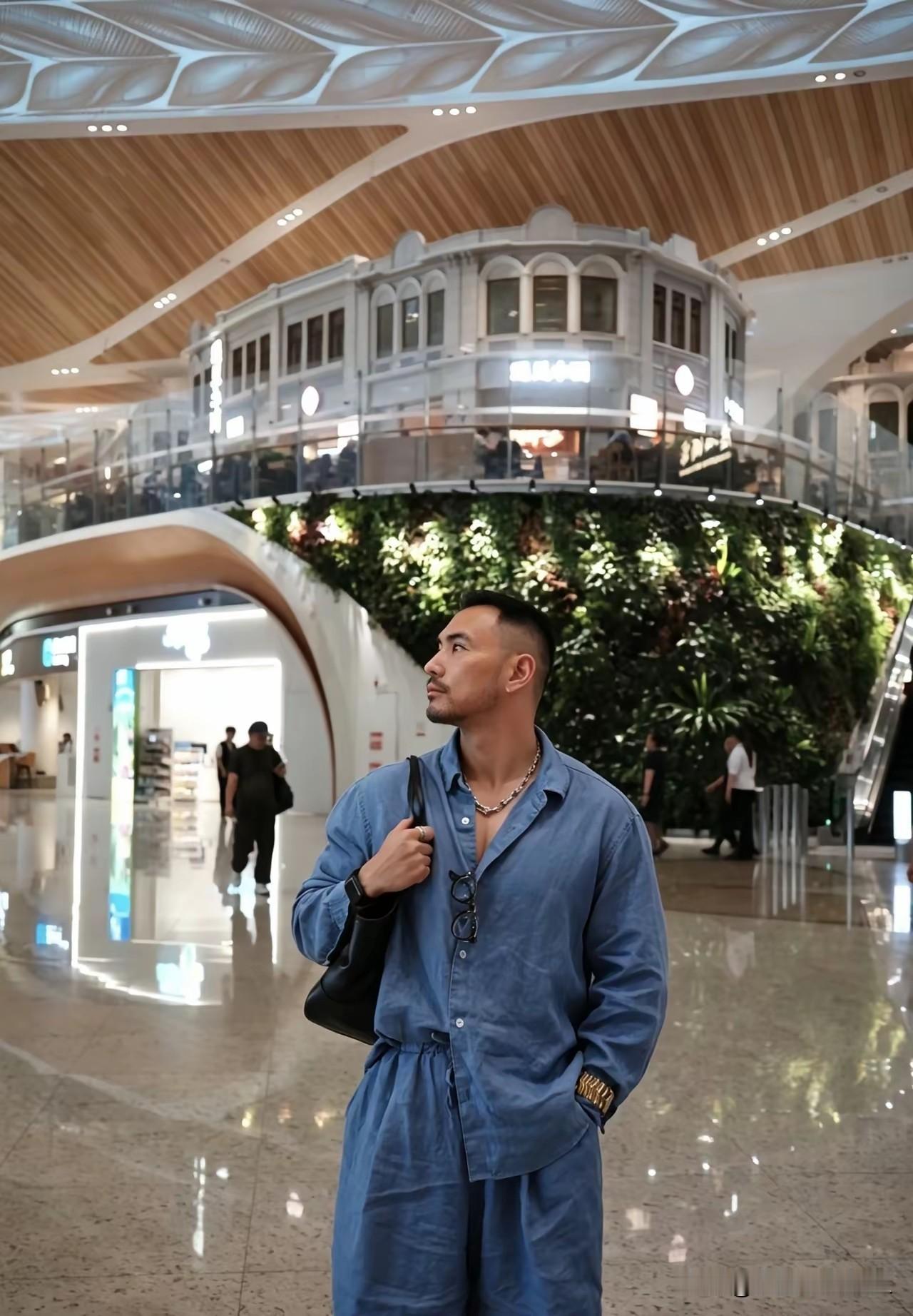 广州T3航站楼这波操作，是真把“听劝”刻进DNA里了？前阵子全网吐槽落地滑