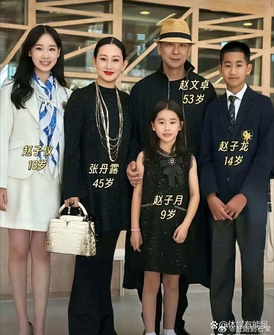 赵文卓一家五口同框，三个孩子完美复刻了爸爸的英气眉眼，不仅基因强大，孩子还个个优