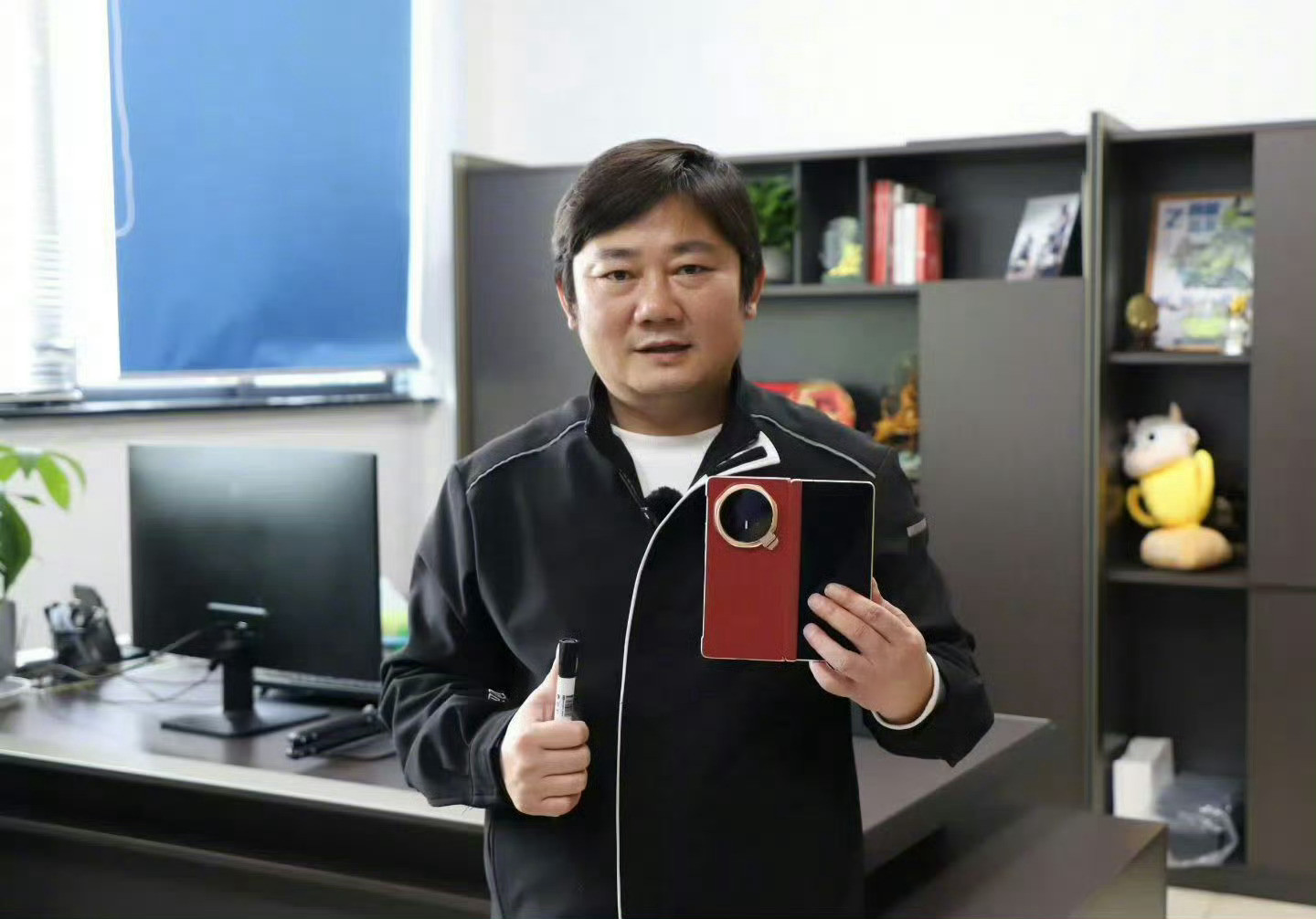 张雪已经换上了荣耀MagicV6，还是最帅的赤兔红配色，MagicV6有黑钻