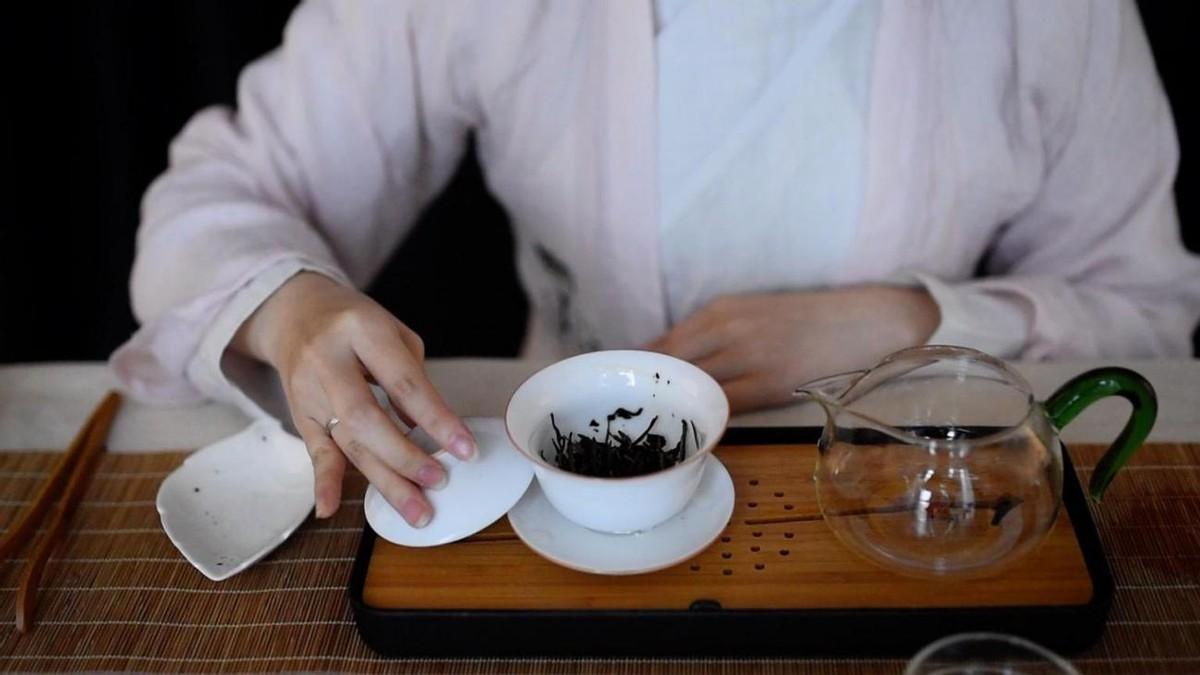 红茶再次成为关注中心！医生发现：喝红茶时，千万多留意这4点！一杯热红茶在手上