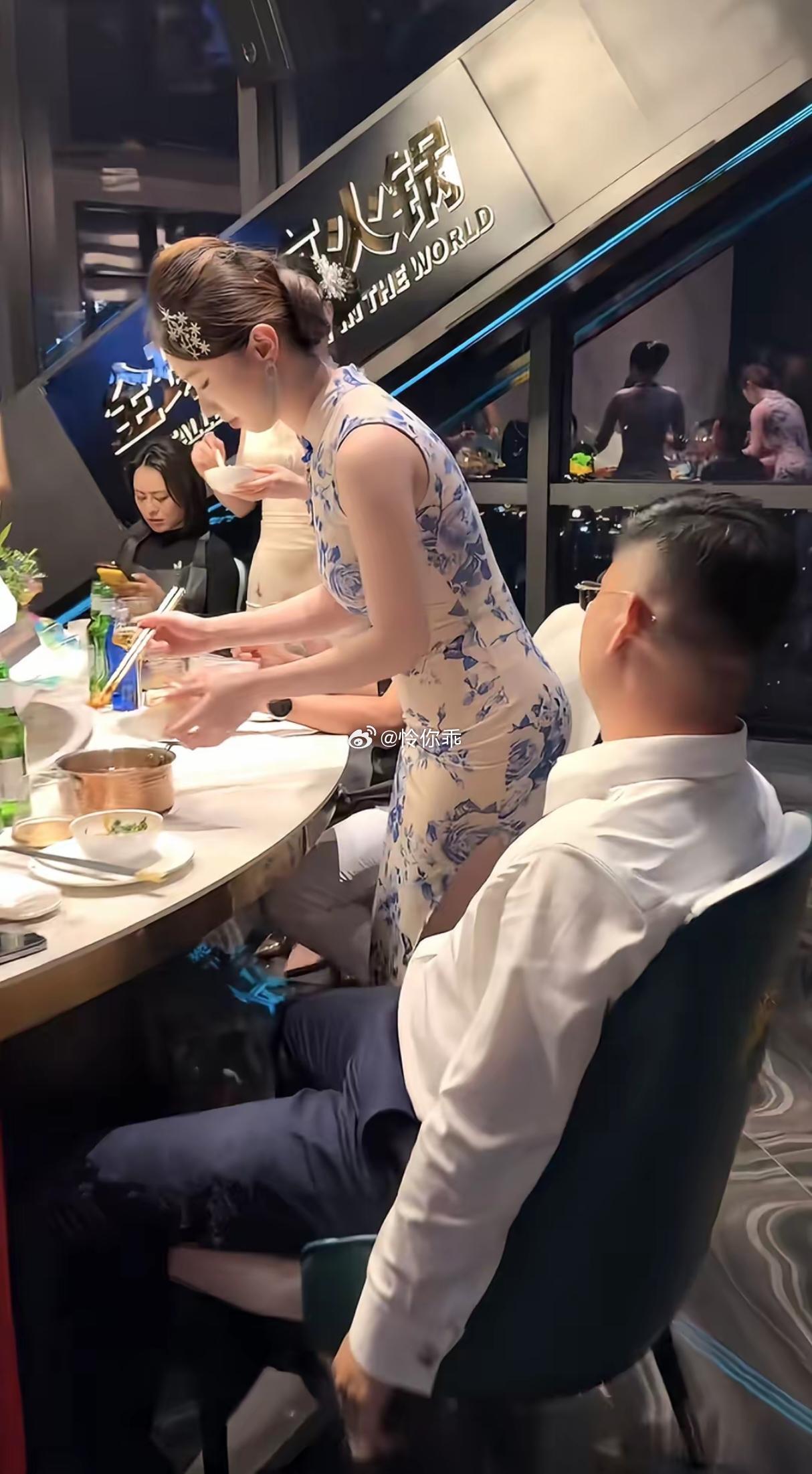 服务员正在给客人倒饮料。