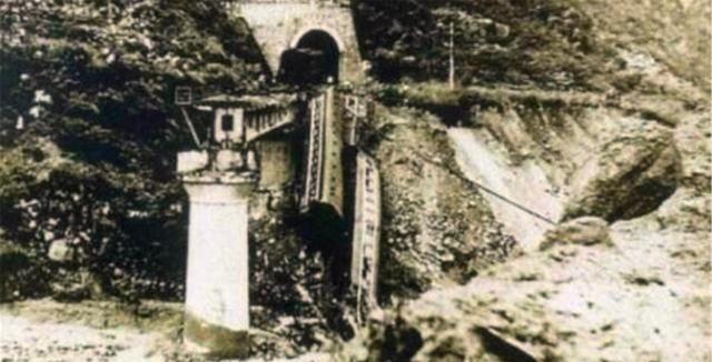 1981年，当442次列车驶出隧道瞬间，司机惊恐地发现，铁轨突然消失了！他第一时