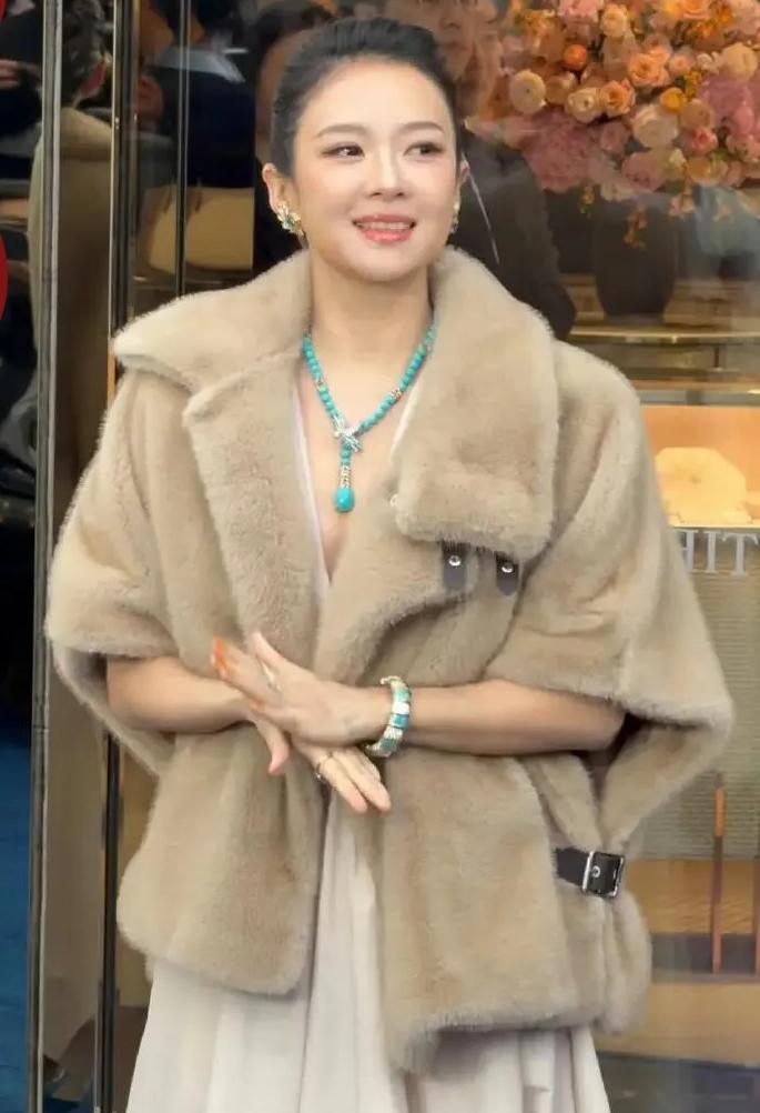 30万！不是工资，是汪峰每个月得往外掏的抚养费。你没听错，三十个W。法院