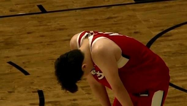 太炸了！杨瀚森下放发展联盟的表现直接把我看傻了！现在网上吵翻了，有人说这20