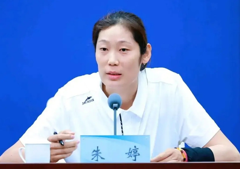 朱婷原本可能和惠若琪等人那样退役后混个高职位的，但现在不回归且闹舆情，只怕以后前