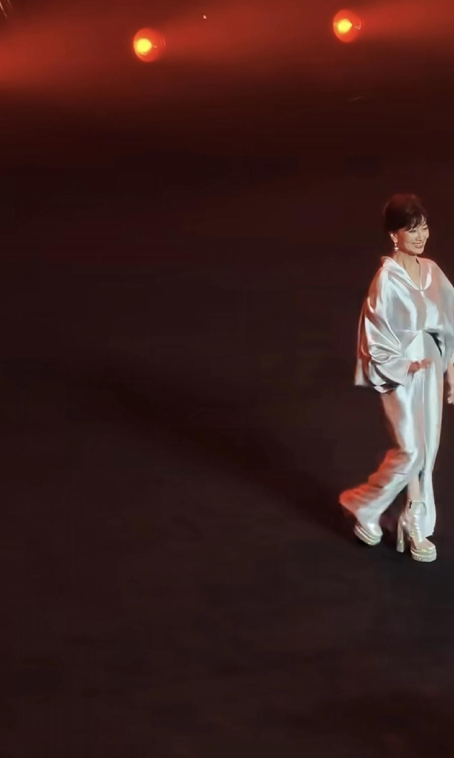 赵雅芝太难了，参加金鹏之夜穿20厘米的高跟鞋，还得浓妆艳抹，纯粹是干瘪老太太!