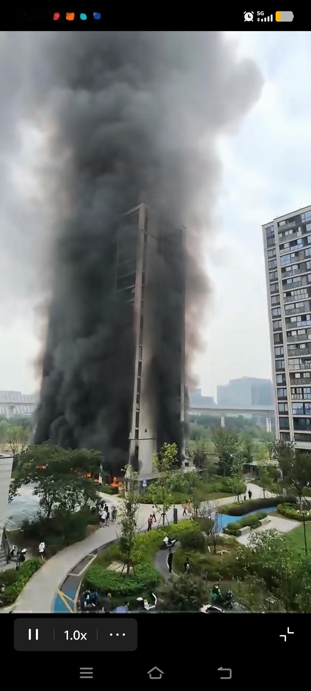 杭州一小区楼栋底层电动自行车停放点起火。所幸没有人员伤亡，所以说这些小区高层地