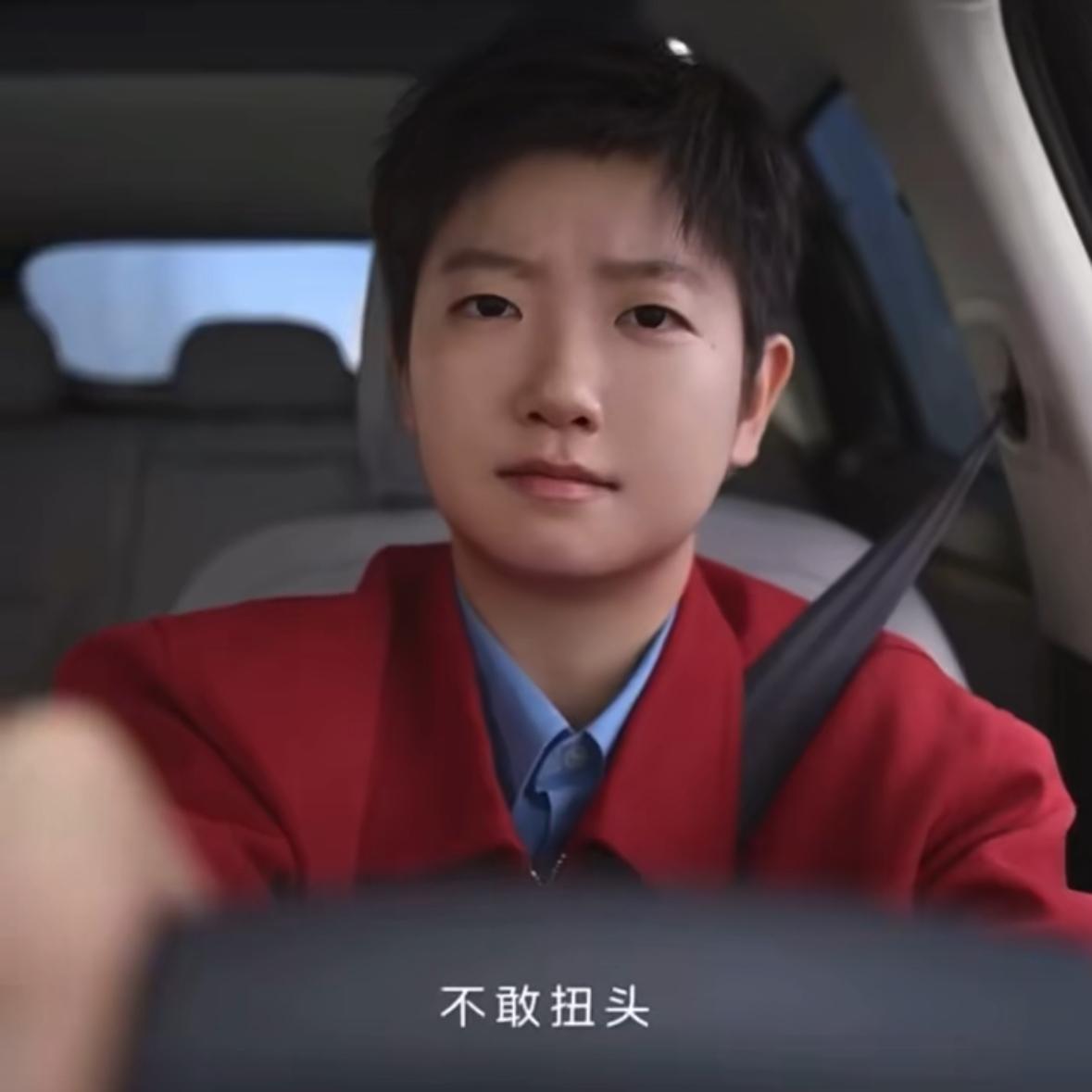 莎莎拍摄红旗皱头的视频，真的是自己在开车，莎莎这代言人越来越有演技了！孙颖莎和