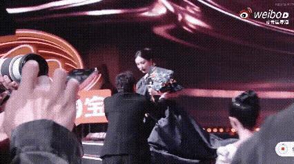 微博之夜的欢乐是沈腾给的，他一边听黄渤说话，一边听杨幂说获奖感言，一心二用，瞅准