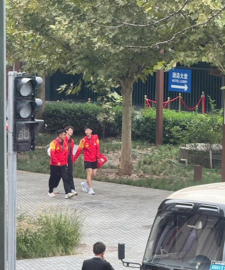 这画面看着真和谐，好阳间，久违了。9月27日，马龙，高远和王皓中午一齐下训，突