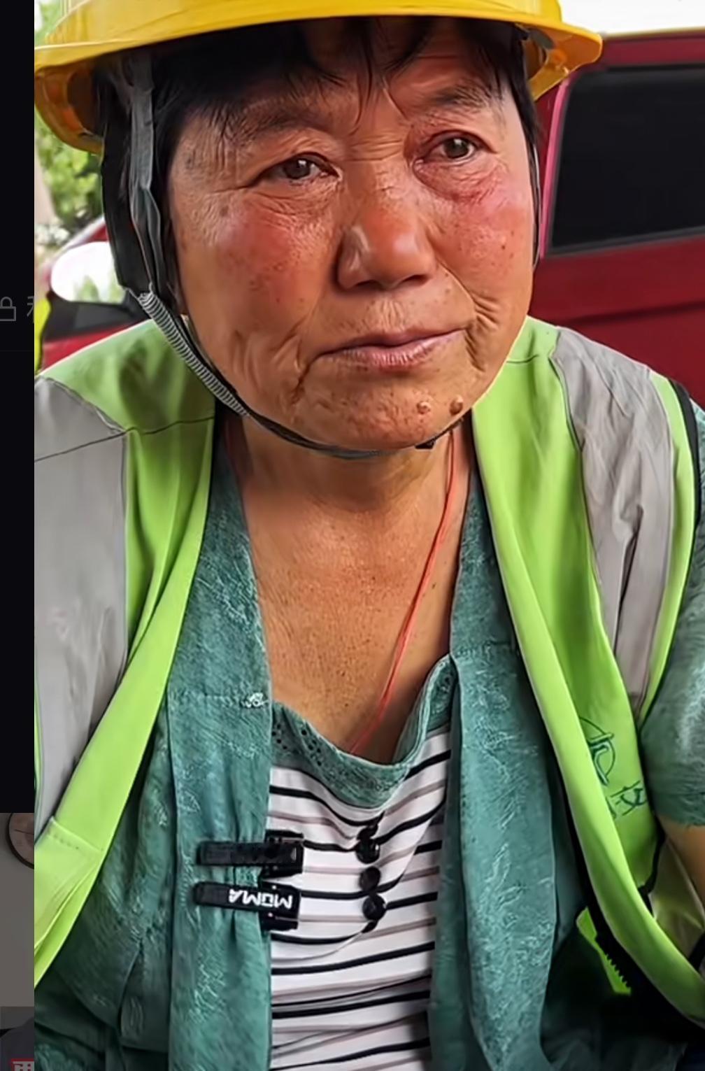 勤劳的大姨，儿子伤了这位眼含热泪的大姨，今年59岁，还在工地做保洁