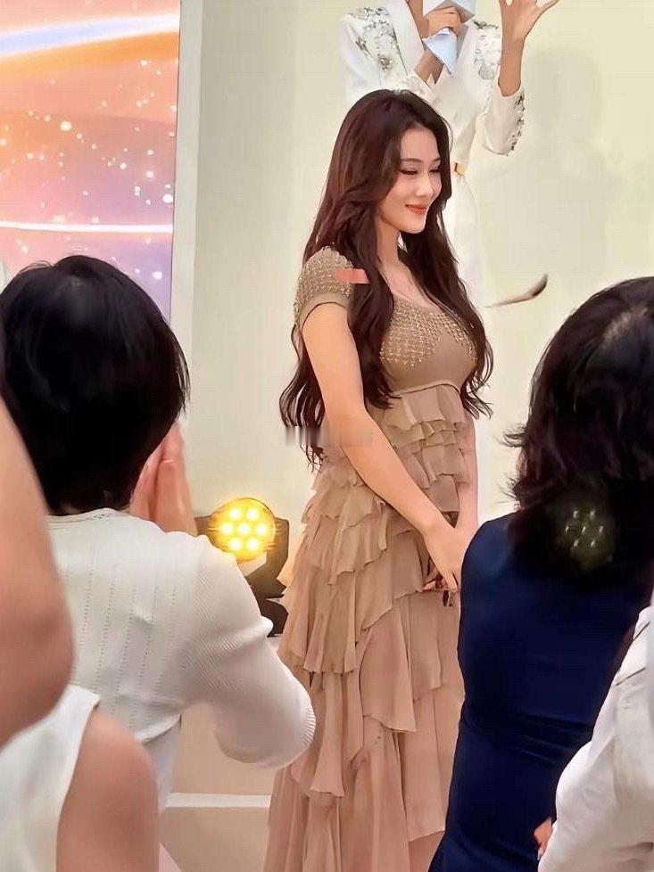张馨予逐本十周年线下活动，一身裸色蛋糕长裙，婚后女人味越来越足，这谁能看出来她快40了​