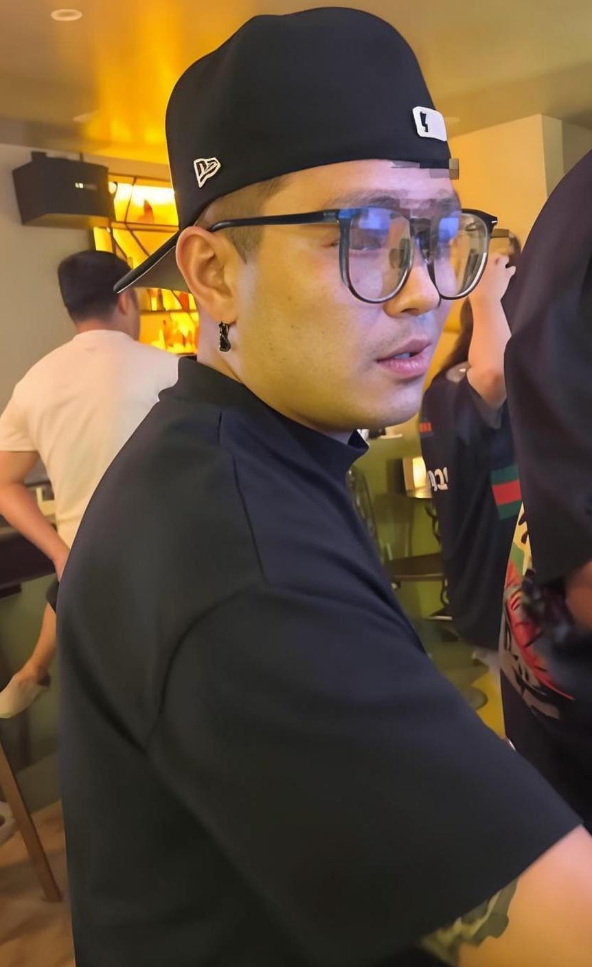 九年时间，宋喆变成这样！黑边眼镜没变，黑眼圈没变，五官轮廓没变，但脸型变了，比从
