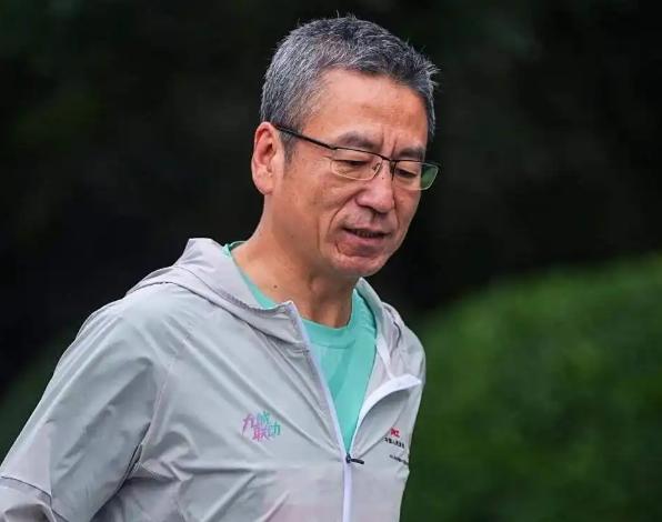 “央视一哥”白岩松：病痛折磨让他暴瘦50斤，连续四五个月，几乎每晚都睡不着觉，精