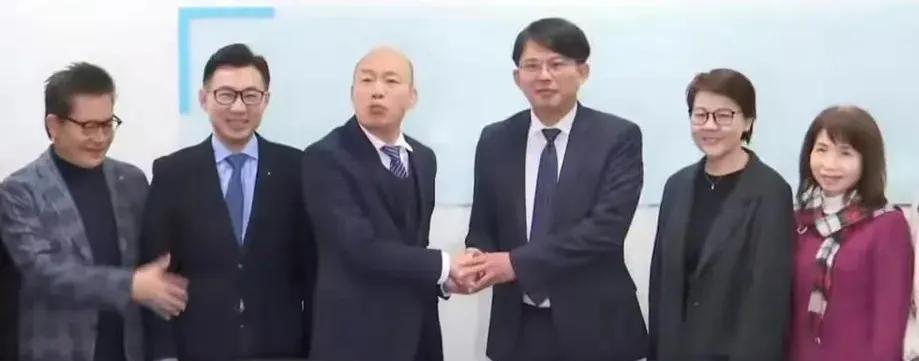 韩国瑜今天凌晨在社交平台沉痛发文表示，随着前台北副市长彭振声夫人的决绝而去，台湾
