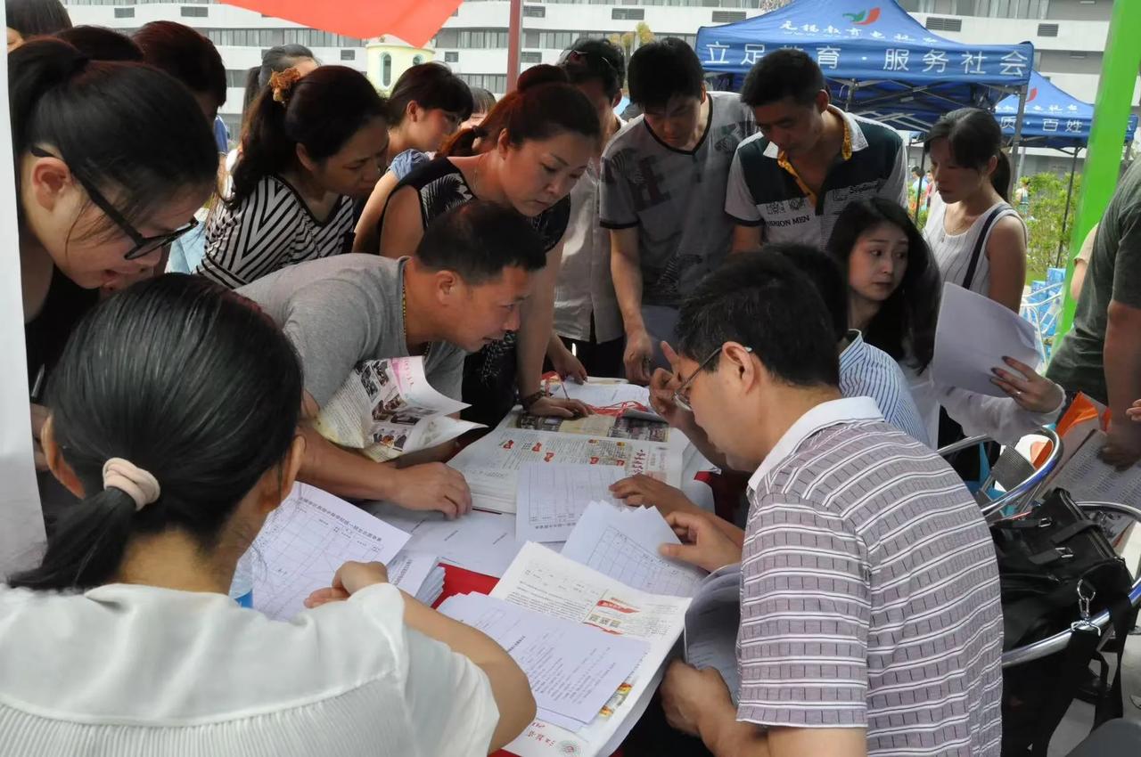 咱来讲讲平行志愿的三大底层逻辑，就是排名优先、遵循志愿，还有一次投档。来，咱