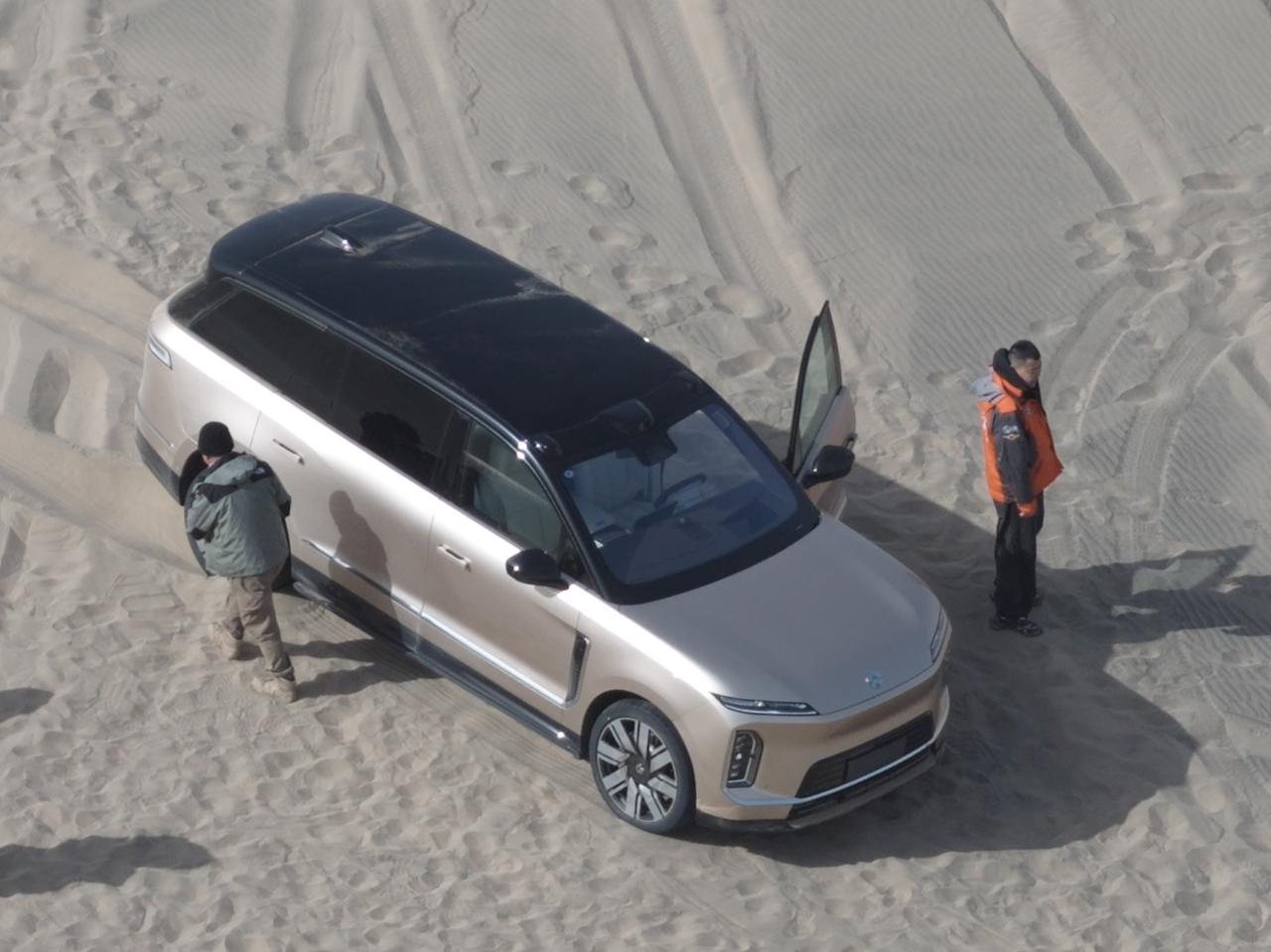 在茫茫戈壁，一台疑似蔚来ES9的SUV,在沙漠陷车了，看来长轴距的车还是不要去