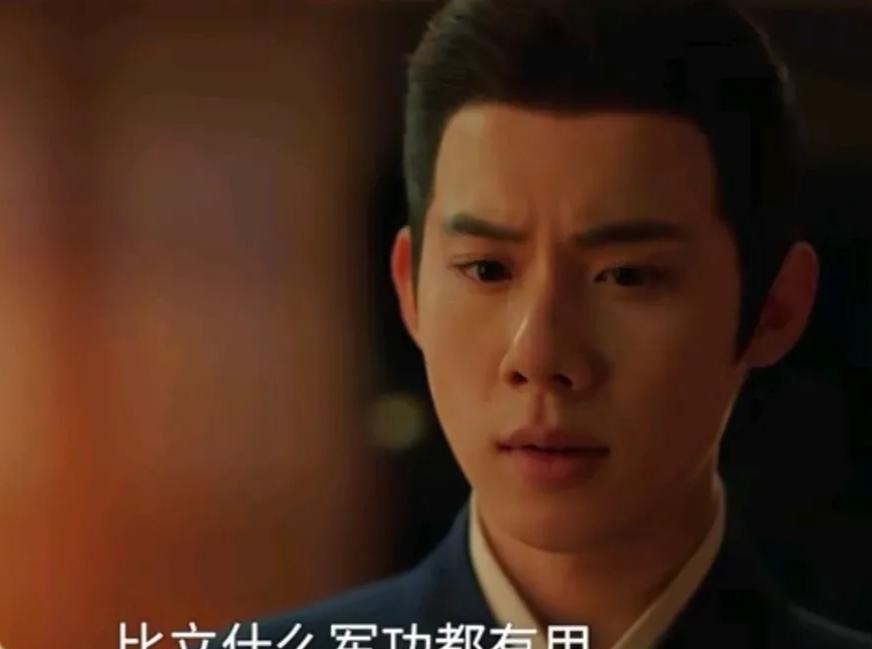《藏海传》，一夜之间，庄之甫被曹公公剜了膝盖，庄之行替父亲挡刀受了重伤，平津侯不