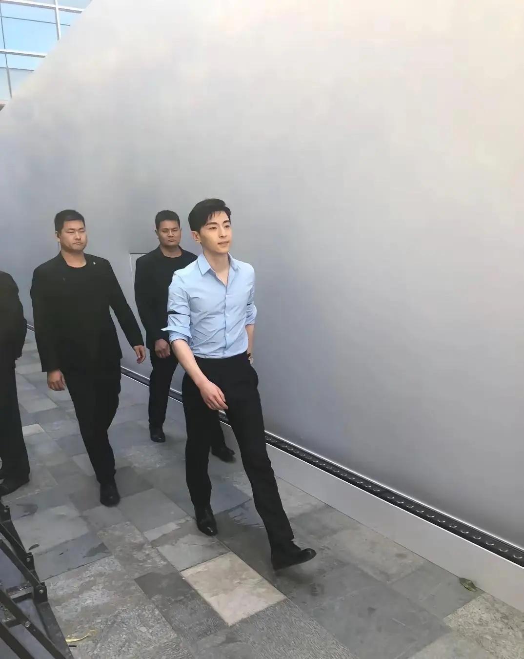 这是哪位明星，后面跟了这么多的安保人员